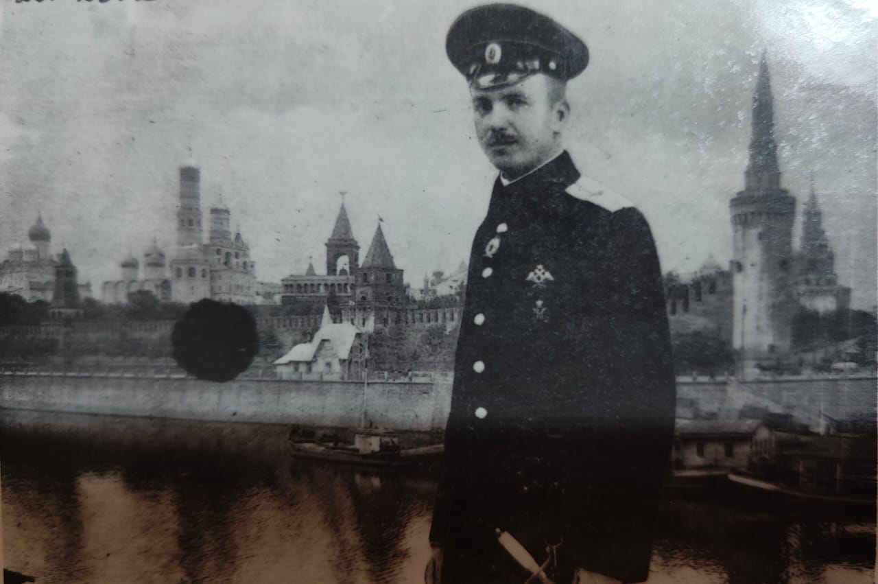 9 сентября 1913 года русский летчик Пётр Нестеров  впервые выполнил мертвую петлю, впоследствии названную его именем