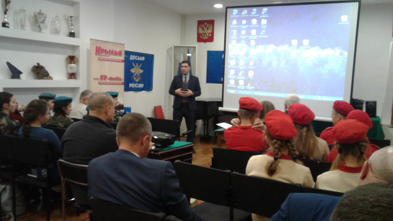 24 декабря в Центральный Дом Авиации и Космонавтики ДОСААФ России пришло много молодых людей и девушек в красивой форме с красными беретами