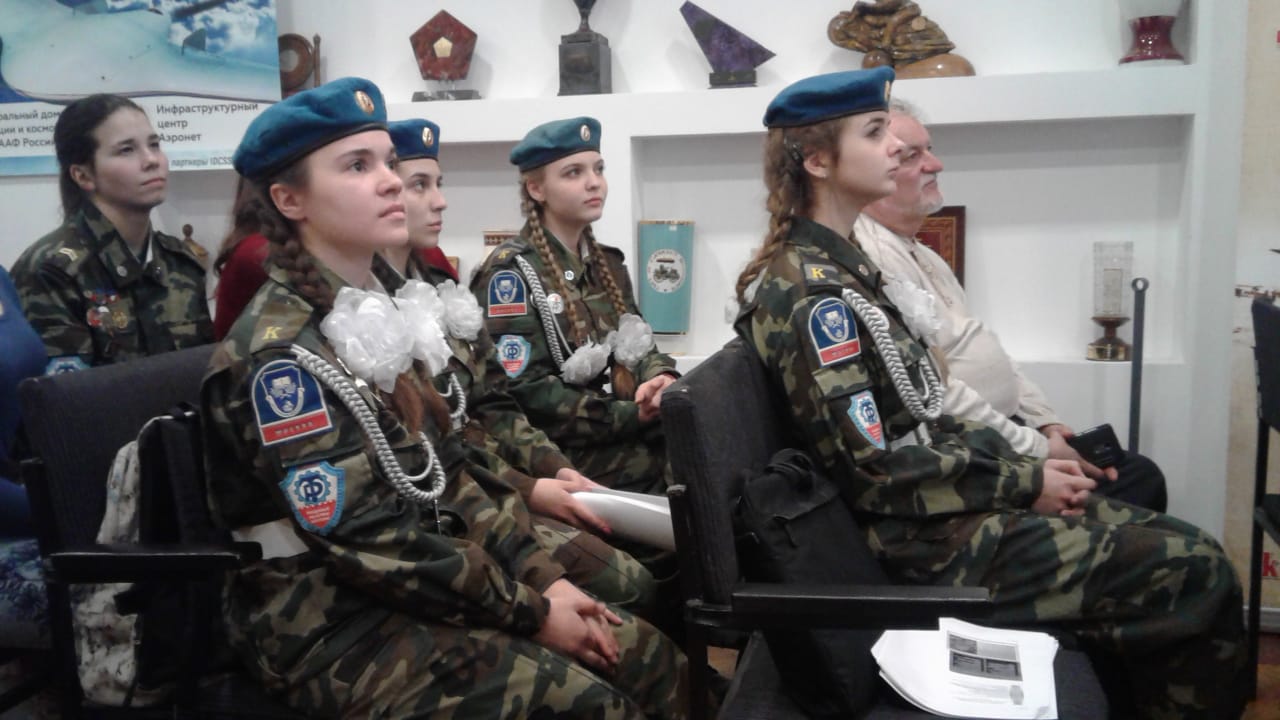 24 декабря в Центральный Дом Авиации и Космонавтики ДОСААФ России пришло много молодых людей и девушек в красивой форме с красными беретами