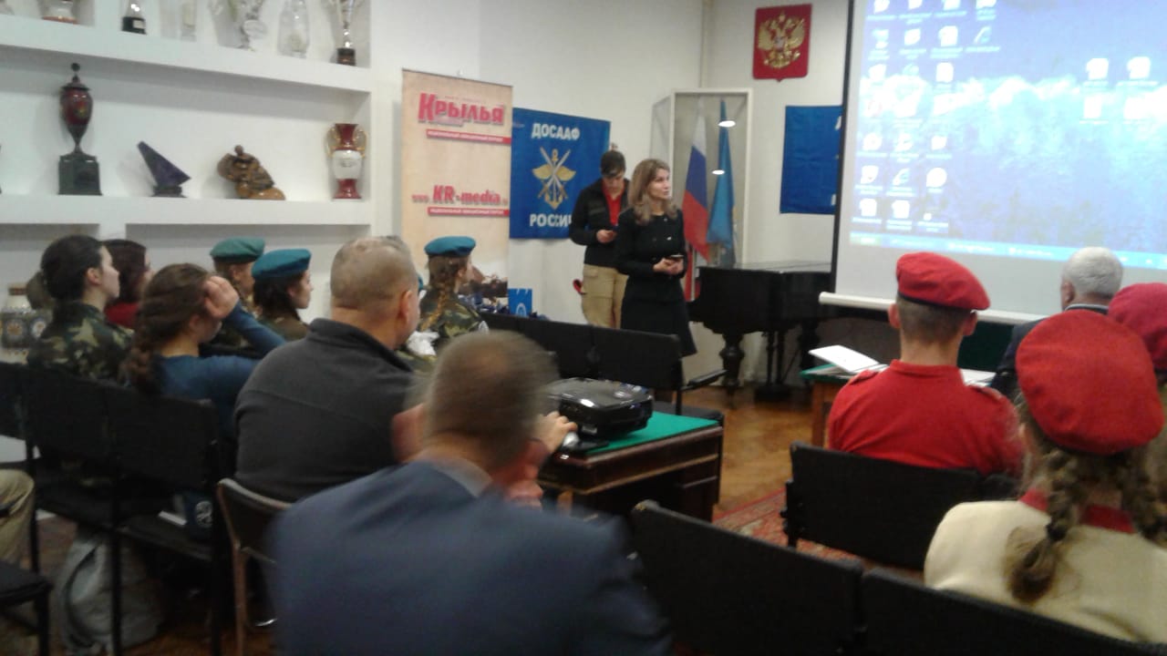 24 декабря в Центральный Дом Авиации и Космонавтики ДОСААФ России пришло много молодых людей и девушек в красивой форме с красными беретами