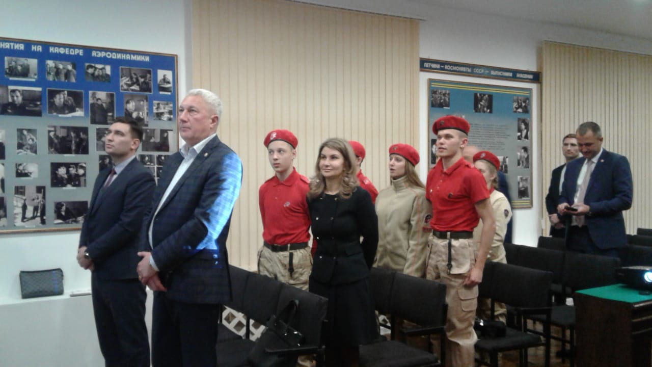 24 декабря в Центральный Дом Авиации и Космонавтики ДОСААФ России пришло много молодых людей и девушек в красивой форме с красными беретами
