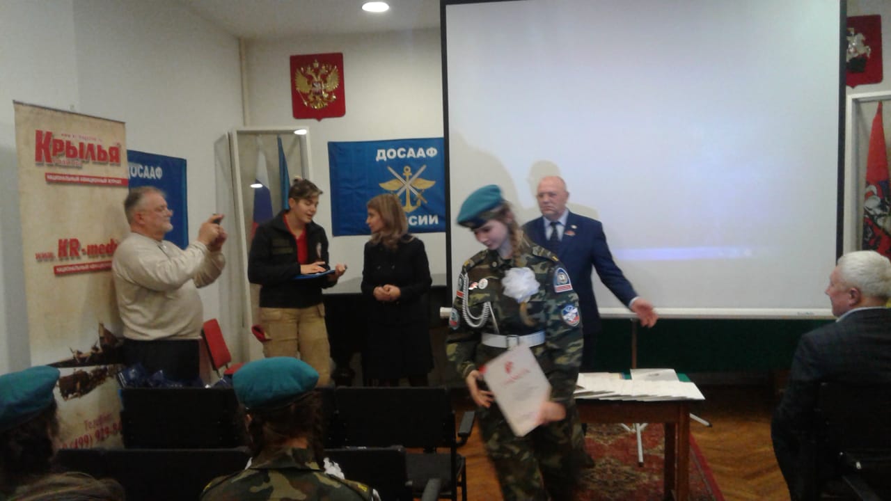 24 декабря в Центральный Дом Авиации и Космонавтики ДОСААФ России пришло много молодых людей и девушек в красивой форме с красными беретами