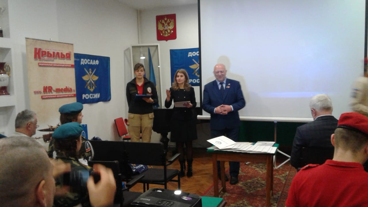 24 декабря в Центральный Дом Авиации и Космонавтики ДОСААФ России пришло много молодых людей и девушек в красивой форме с красными беретами