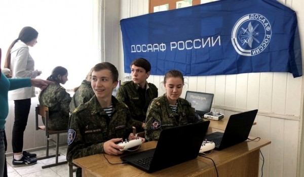 Беспилотники и киберавиация. Преподаватели учебного класса ЦДАиК пригласили юных москвичей освоить летное дело