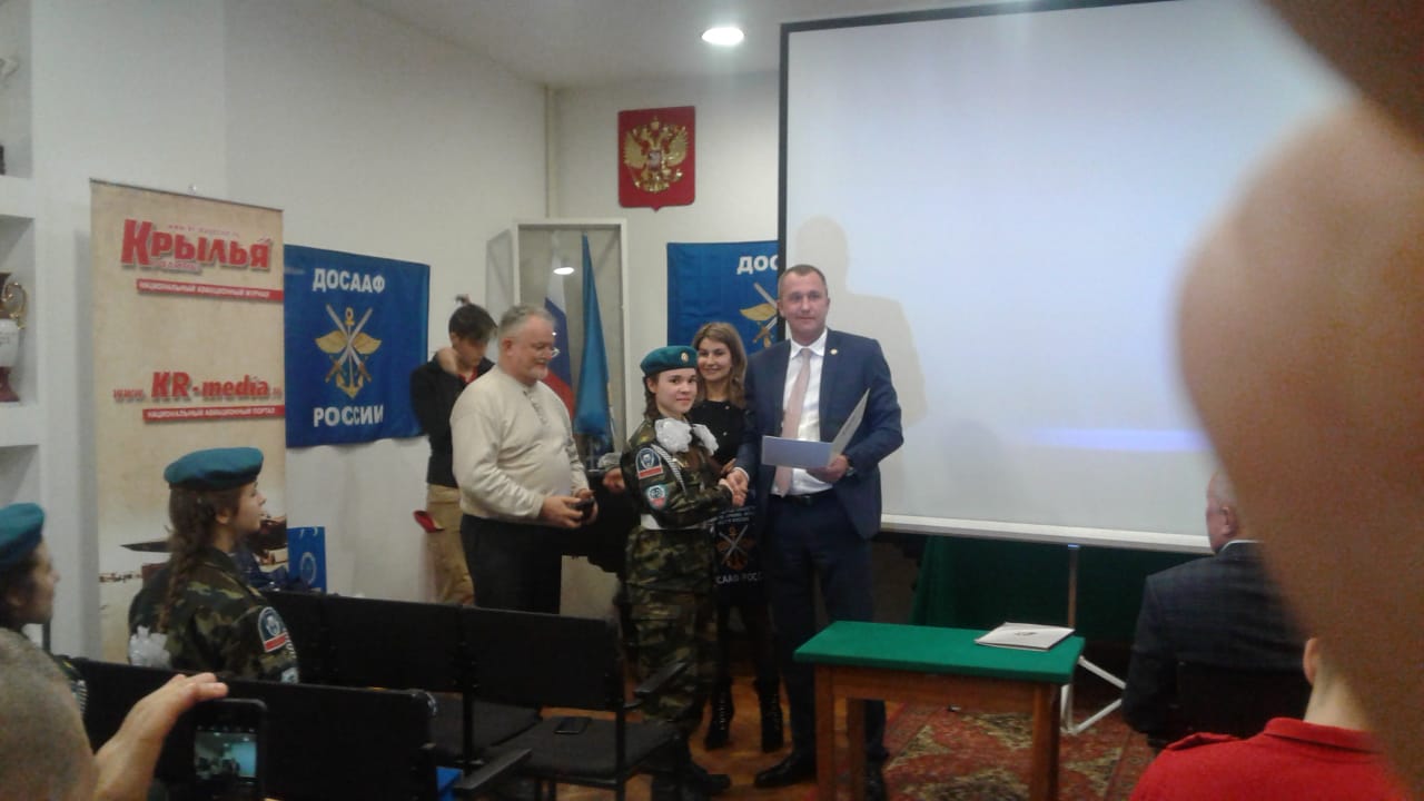 24 декабря в Центральный Дом Авиации и Космонавтики ДОСААФ России пришло много молодых людей и девушек в красивой форме с красными беретами