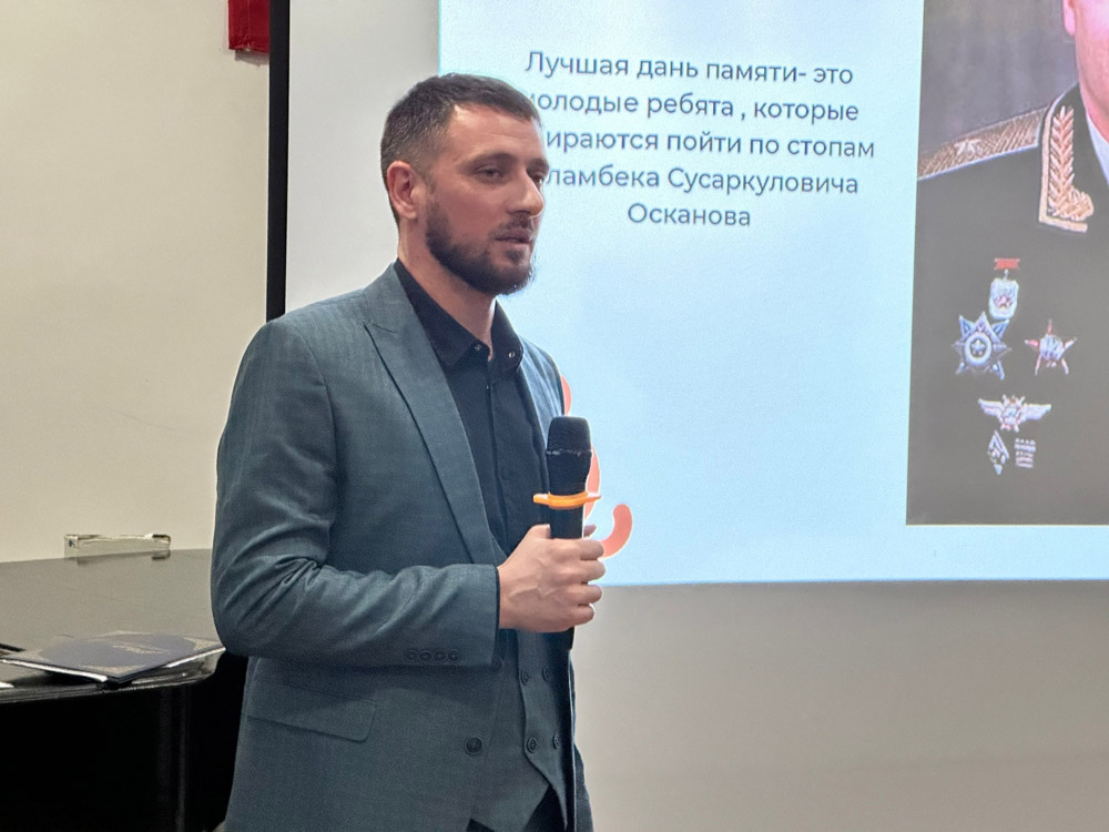 Торжественный вечер, посвященный 80-летнему юбилею первого Героя России, ингушского летчика генерал-майора Суламбека Осканова, прошел в ЦДАиК