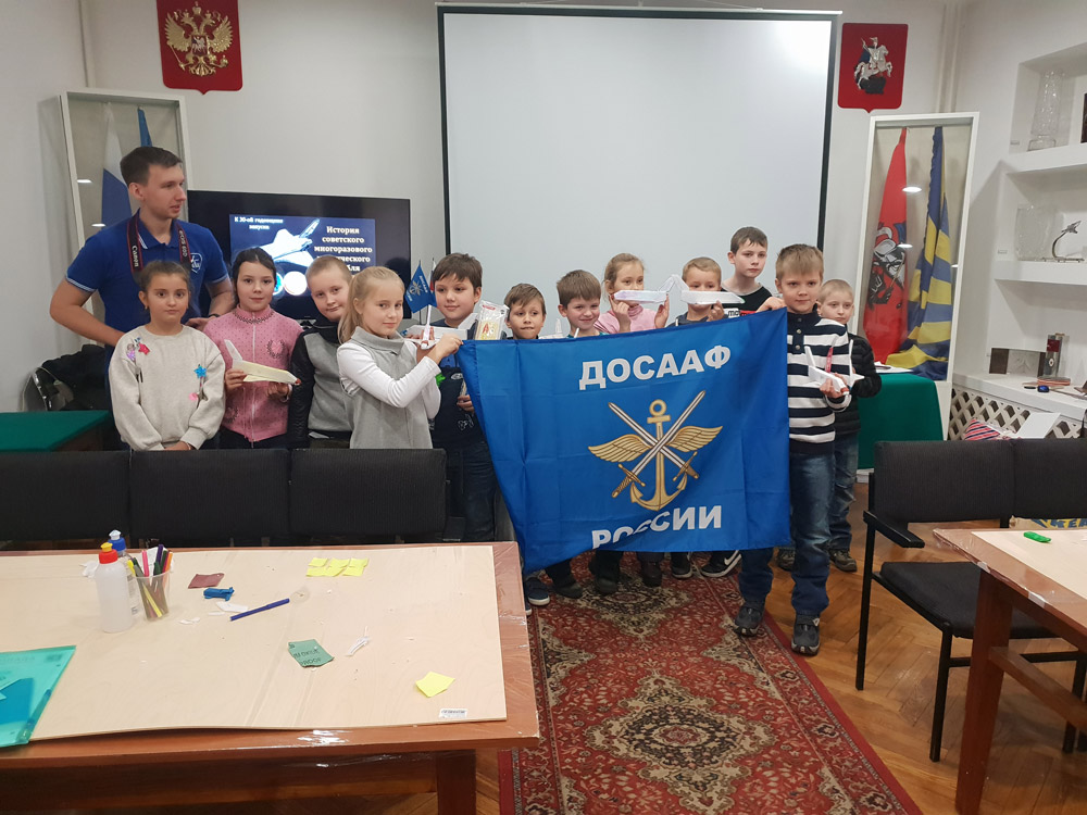 30-летние полёта  вокруг орбиты Земли уникального ракетоплана,  первого в мире космического челнока Буран