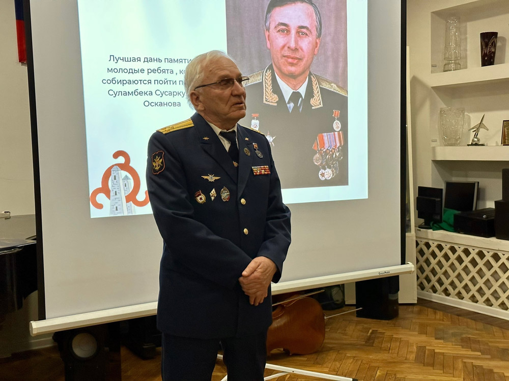 Торжественный вечер, посвященный 80-летнему юбилею первого Героя России, ингушского летчика генерал-майора Суламбека Осканова, прошел в ЦДАиК