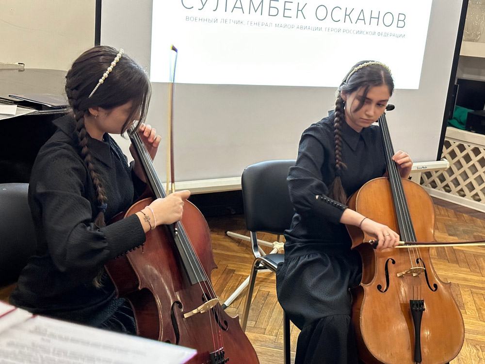 Торжественный вечер, посвященный 80-летнему юбилею первого Героя России, ингушского летчика генерал-майора Суламбека Осканова, прошел в ЦДАиК