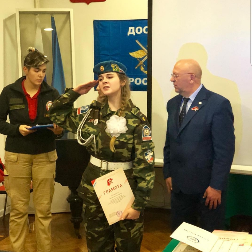24 декабря в Центральный Дом Авиации и Космонавтики ДОСААФ России пришло много молодых людей и девушек в красивой форме с красными беретами
