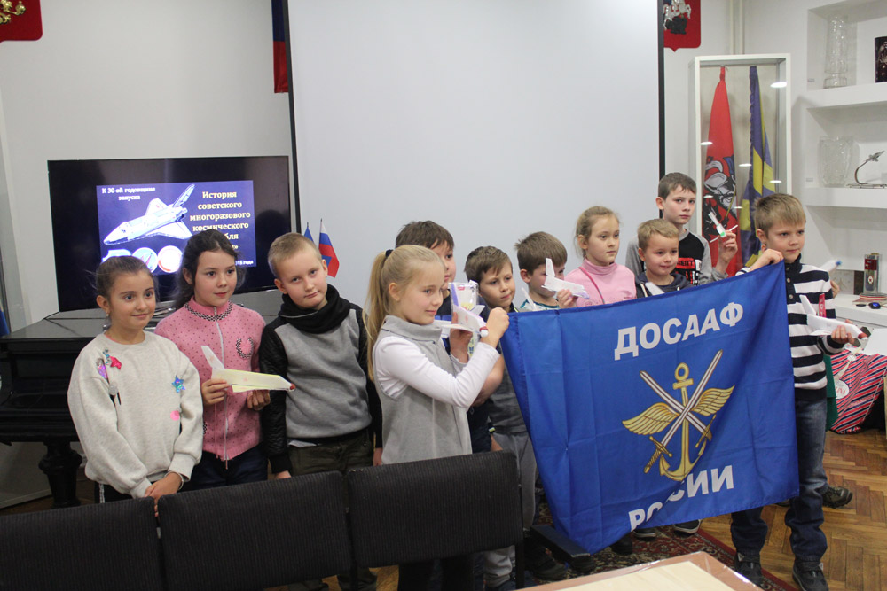 30-летние полёта  вокруг орбиты Земли уникального ракетоплана,  первого в мире космического челнока Буран