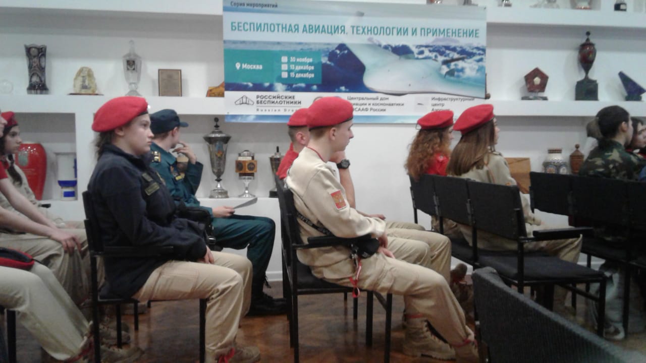 24 декабря в Центральный Дом Авиации и Космонавтики ДОСААФ России пришло много молодых людей и девушек в красивой форме с красными беретами