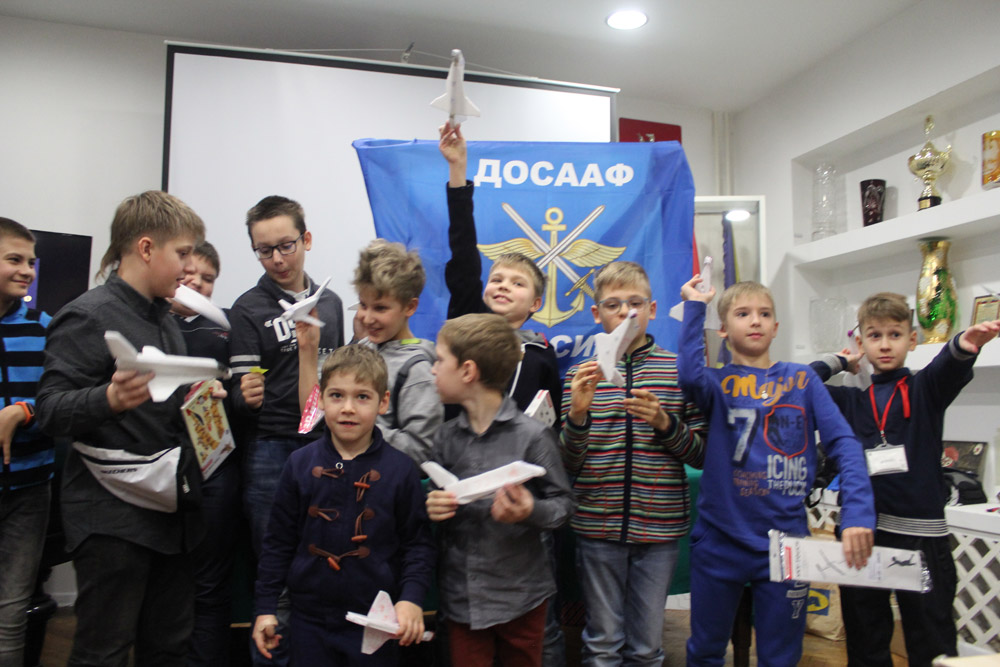 30-летние полёта  вокруг орбиты Земли уникального ракетоплана,  первого в мире космического челнока Буран