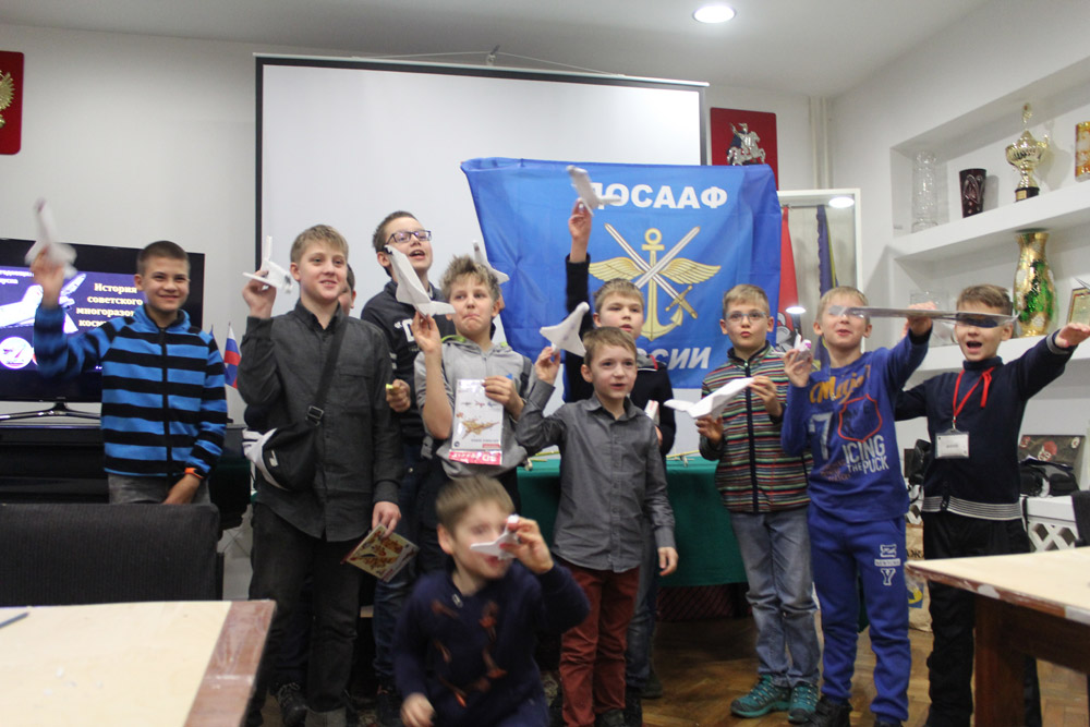 30-летние полёта  вокруг орбиты Земли уникального ракетоплана,  первого в мире космического челнока Буран