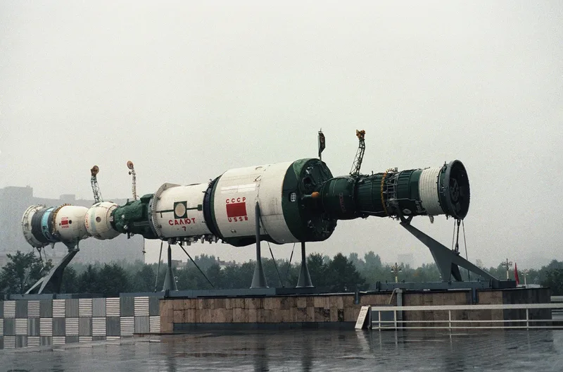 Салют-7: ремонт на орбите