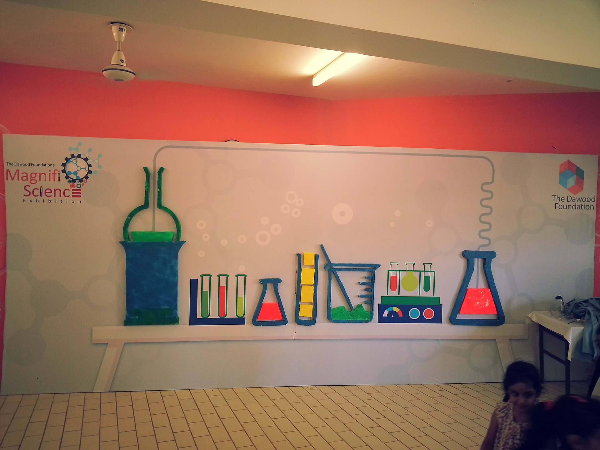 学校礼堂里的流动展览